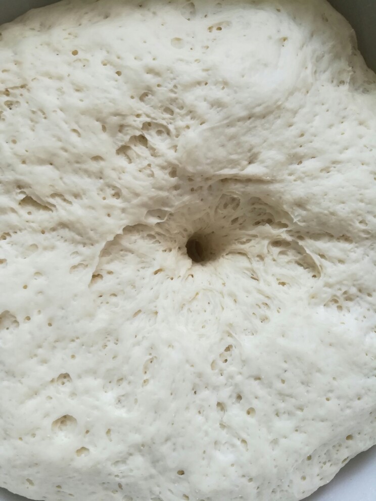 白面馒头,手指沾干面粉,戳一下不回缩就醒发好了
