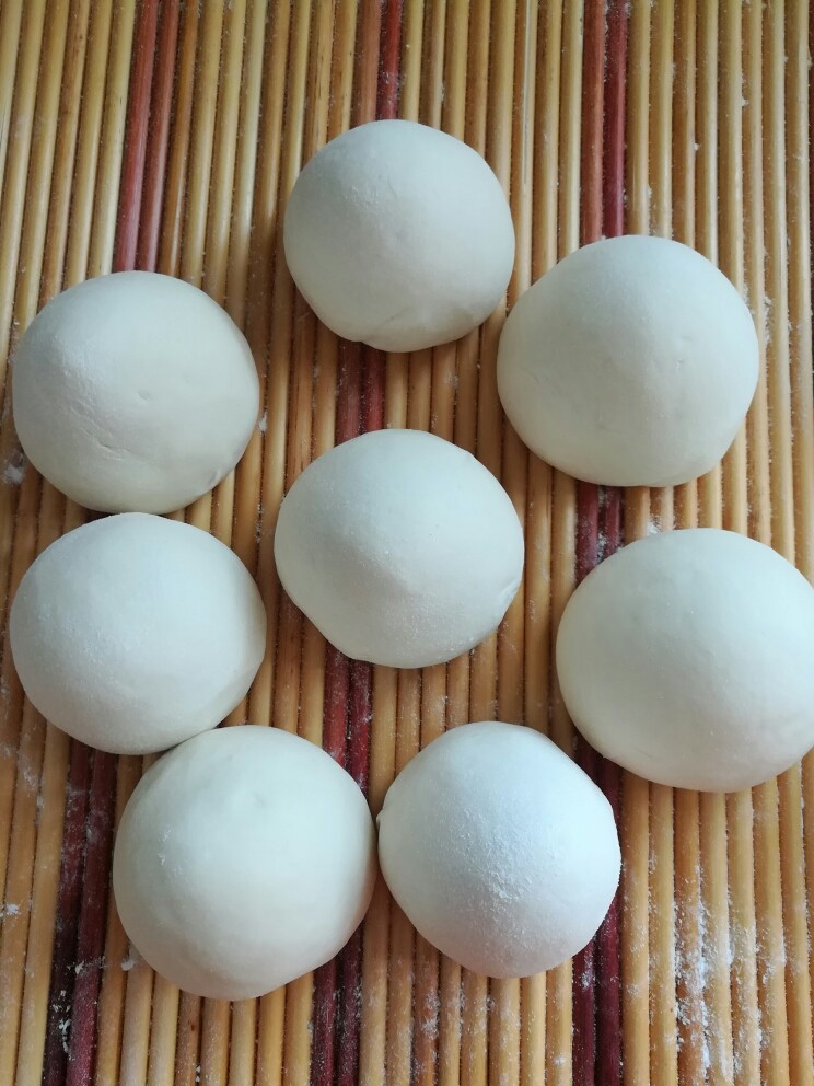 白面馒头,依次做好,现在天热稍微醒发一会就好