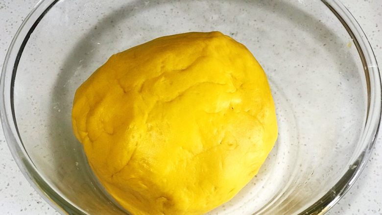 浅湘食光&南瓜花式馒头,揉成光滑面团(稍粘,手抹点油)