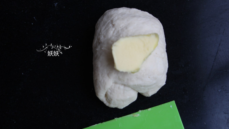 虾仁厚底披萨,2,加入<a style='color:red;display:inline-block;' href='/shicai/ 887'>黄油</a>,摔打成能出厚膜的面团即可,披萨面团不需要揉出吐司面包那种手套膜。