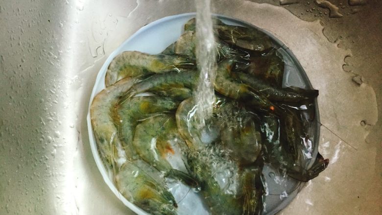 鲜虾蒸玉子豆腐,鲜虾冲洗干净