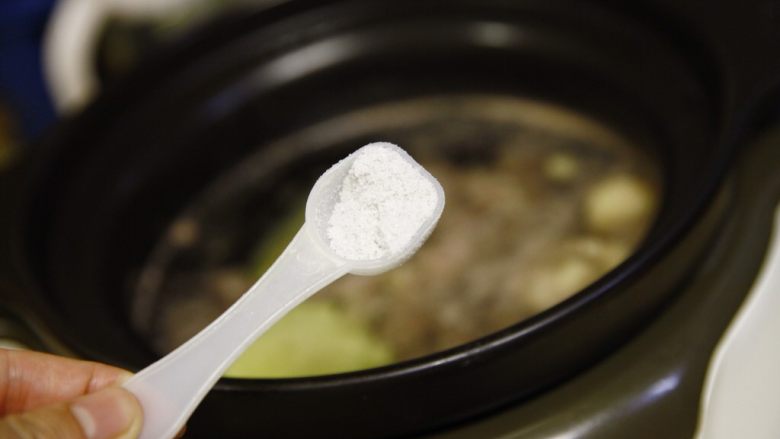 能给你多巴胺的「他」★牛肉西红柿汤,然后我们拿一个电砂锅,或者用火的砂锅,在锅里放入纯净水,或者普通饮用水,把牛肉捞出来,连同姜片放进砂锅里。再下5 g左右的盐至于为什么下姜片,自然是去腥。至于为什么要砂锅,因为砂锅续热好,煲汤汤头浓郁有味道。至于为什么用纯净水,当然像雪水泡茶更甘醇一样的道理呢,自然是更好喝。