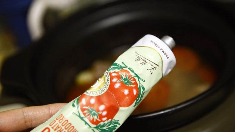 能给你多巴胺的「他」★牛肉西红柿汤,然后我们可以去做其他别的事情了呢。定个闹表,2个小时又10分钟后,我们再回来。
时间流逝,转眼2个小时又10分钟过去了!我们可以进行最后的调味了。首先先下一些,番茄浓缩膏,它可以让汤里西红柿的味道更浓更好吃。大概下6-10毫升就可以了。