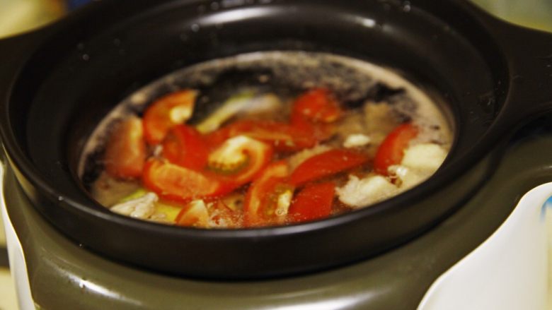 能给你多巴胺的「他」★牛肉西红柿汤,先下三分之二的西红柿,然后大概还剩20分钟左右的时候,再下剩下的三分之一。这样可以在最后品尝的时候,吃到还有型有口感的番茄,不至于全部都煮没了。