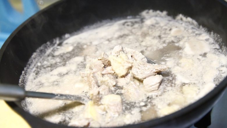 能给你多巴胺的「他」★牛肉西红柿汤,首先先把牛肉洗净然后切成不大不小的丁,锅里下凉水,把牛肉丁放进去,煮到沸腾。这样焯一下,去血水,去脏东西。凉水下锅才能能好的逼出肉里的血水哦。