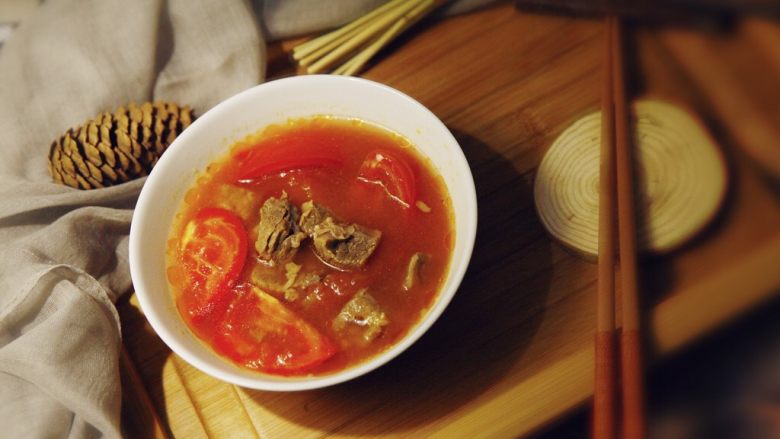 能给你多巴胺的「他」★牛肉西红柿汤,乘出来的那一刹那,也是足足的满足感弥漫。非常期待爱的人,看到我端着它给他品尝第一口的那个腻歪表情,呵呵。