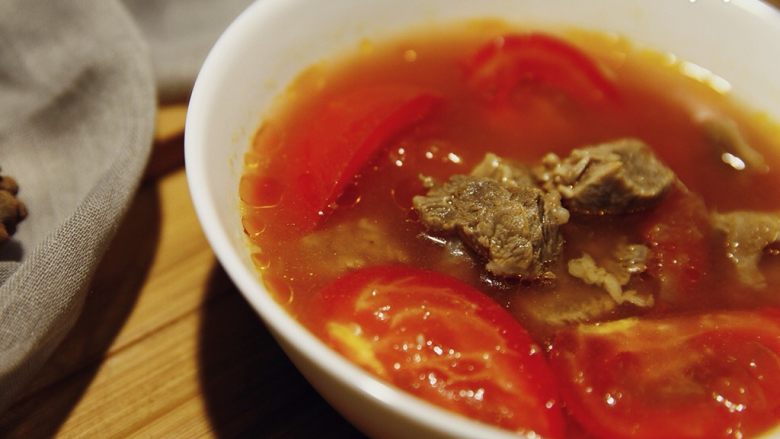 能给你多巴胺的「他」★牛肉西红柿汤,我不知道你爱不爱这道简单却很经典的汤,反正我是非常爱的,爱的程度,就好像喜欢新白娘子传奇,喜欢张国荣唱的沉默是金,就好像喜欢周星驰的喜剧之王,那都是带有故事的刻在记忆里的喜欢,不是随便可以被其他事物磨灭或者动摇的。那种一触碰,就有小鸟飞起,小风吹起,小曲唱起,小心浪起的感觉,还真不是一句两句就可以说的清楚的滋味。这自己上升到心理味蕾满足的程度,不仅仅只是嘴巴享受的问题了。如果你也有过青春,也有故事,相信你会懂的!