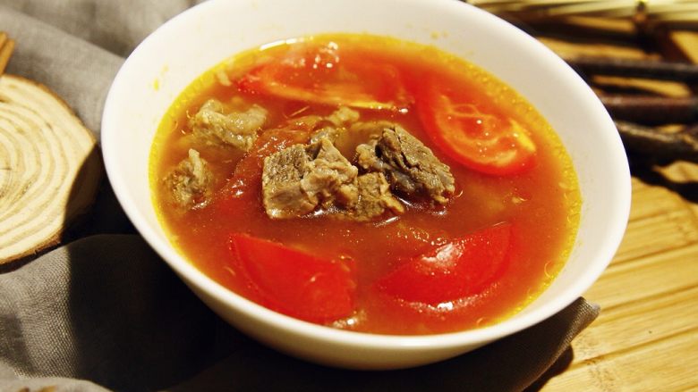 能给你多巴胺的「他」★牛肉西红柿汤,这么说吧,西红柿就像是菜肴里的香奈儿香水,总能轻易俘获男人女人的心,当然更多的是征服你的嘴巴和胃。呵呵。