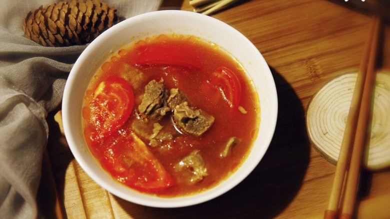 能给你多巴胺的「他」★牛肉西红柿汤,据说西红柿可以直接刺激味蕾,产生更多的多巴胺,所以西餐里很多美食,都是明目张胆或者偷偷的放进去了番茄,比如意大利面,披萨,汉堡,或者薯条。中式菜系,大神们也是深知西红柿的妙用,所以牛肉炖西红柿,西红柿打卤面,西红柿炒鸡蛋,糖醋排骨,好多好多菜里都有它的身影。