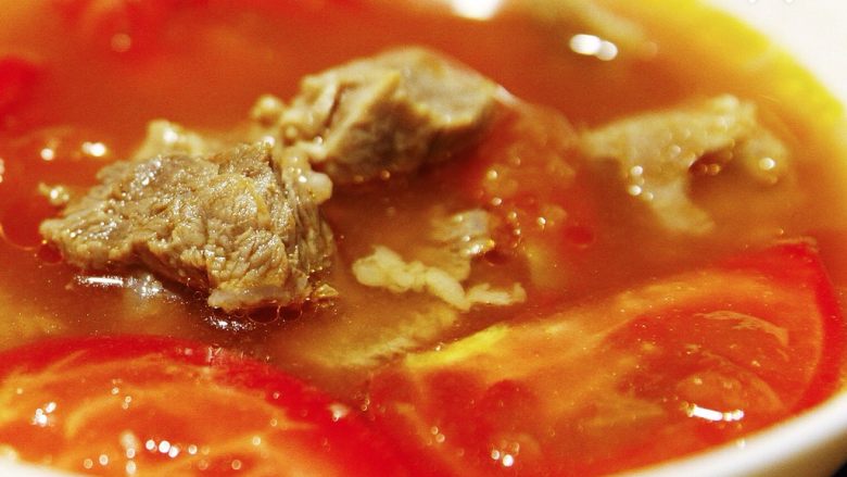 能给你多巴胺的「他」★牛肉西红柿汤,此刻牛肉还是有点嚼劲的,西红柿也是不离不弃的陪伴在牛肉周围,西红柿的酸,搭配牛肉的香,还真是绝配得可以和豆浆油条一样,成为美食届公认的经典CP了呢!