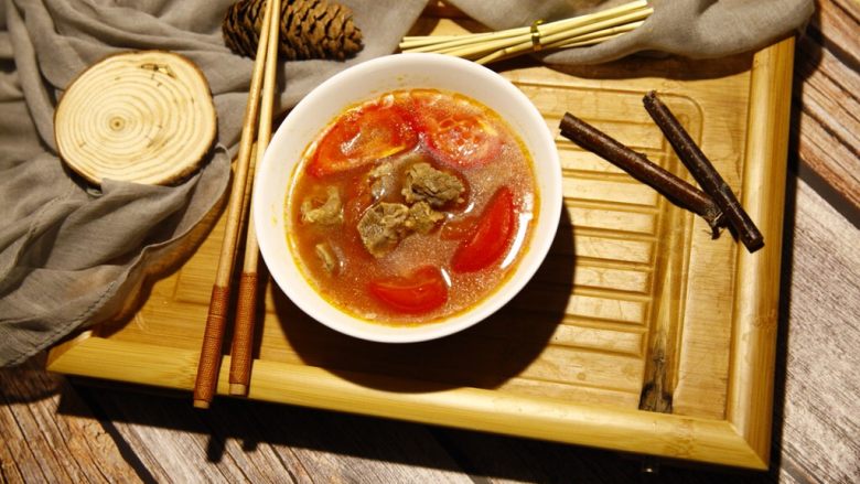 能给你多巴胺的「他」★牛肉西红柿汤,于是呢?喜欢也不敢常常做来享用。为什么呢?怕淡了那份期待和兴奋,也怕太美味,而又喂胖了自己呢。文毕,又开始想喝这口儿了。于是还是安心睡觉吧,梦里回味可好?