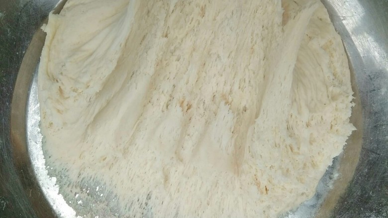 小包子,面团发好后内部组织会呈蜂窝状,面团揉搓进行排气。