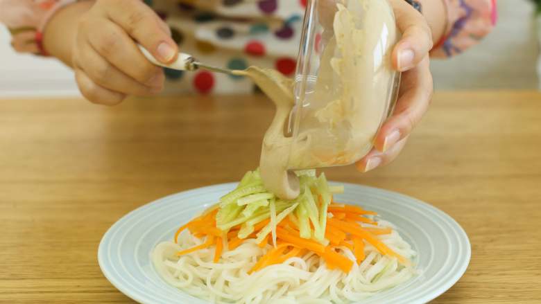 12m+麻酱拌面,加入麻酱、酱料,再搅拌一下就可以吃啦~