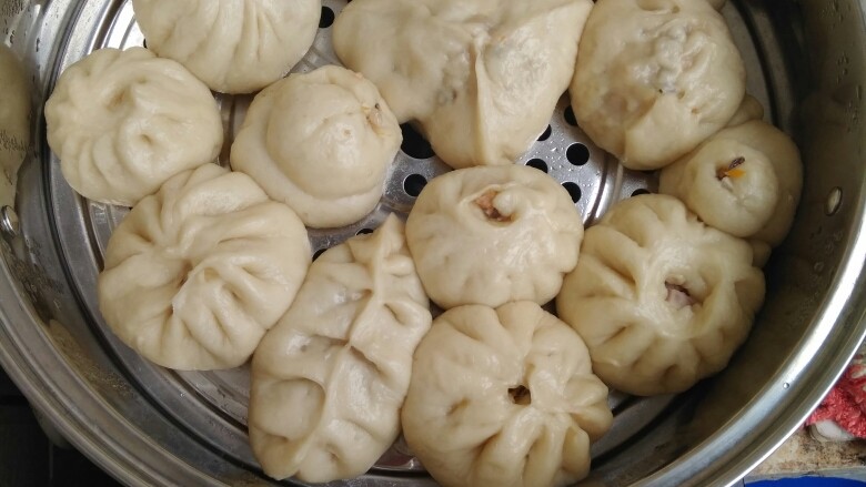 小包子,蒸好的包子,各种各样,还有小孩子包的。
