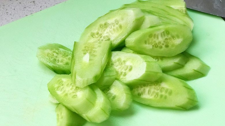 快手营养早餐17,黄瓜去皮切片;