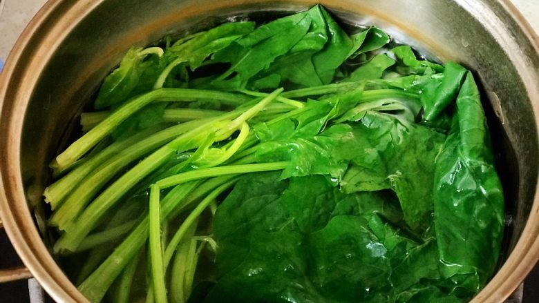 快手营养早餐17,菠菜焯水1分钟;