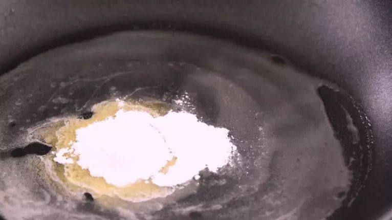 世界杯熬夜看球能量美食:瑞典丸子,下黄油炒化,再下面粉,炒至起泡