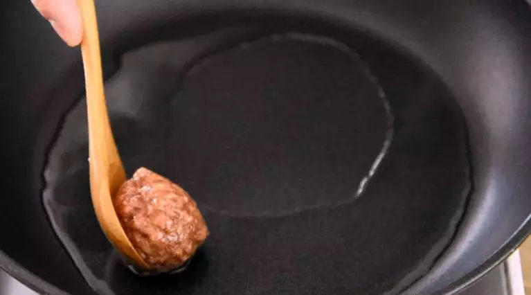 世界杯熬夜看球能量美食:瑞典丸子,中火烧热平底锅,取虎口大小肉丸煎炸,两面煎至上色,盛出备用