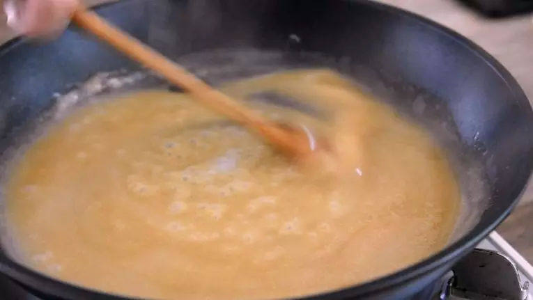 世界杯熬夜看球能量美食:瑞典丸子,倒入老抽搅拌至上色