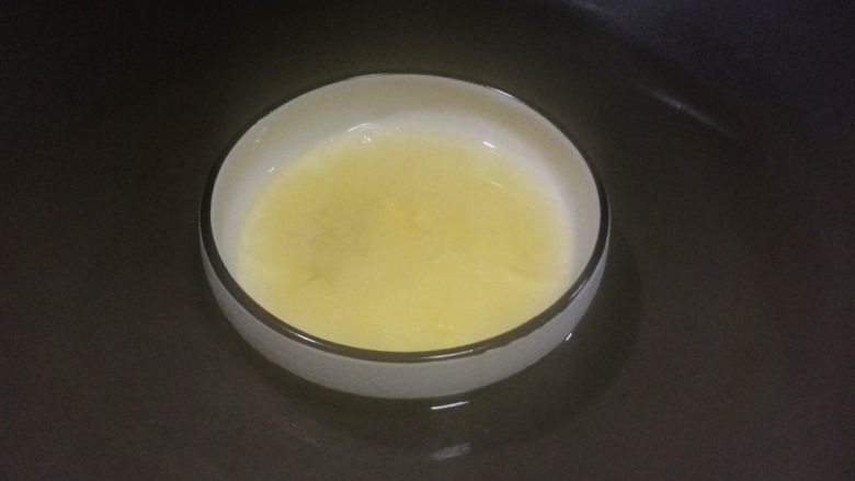 夏日小清新:橙子果冻,吉利丁吸收水分后变成很粘稠的胶状,只要隔水加到温热后就会化成水状。
绝对不要煮沸了,温度太高会影响吉利丁粉的凝固作用。这也是一部分人容易失败的原因。