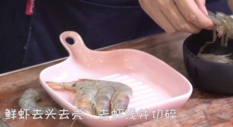 胡萝卜🥕鲜虾🦐丸,把🦐虾去头去壳,去虾线并切碎