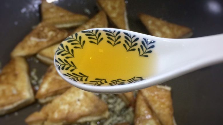 超级下饭的香煎豆腐块,<a style='color:red;display:inline-block;' href='/shicai/ 718'>料酒</a>2汤匙。
用的是普通的陶瓷汤匙量的份量。
