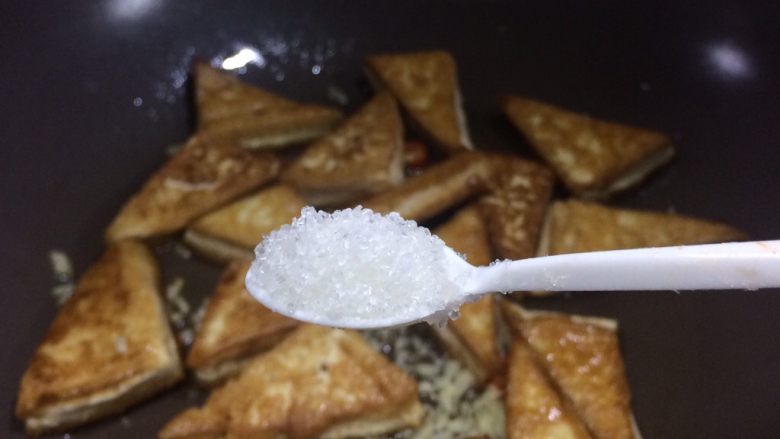超级下饭的香煎豆腐块,砂糖少许,提鲜味。
照片中我用的是调味盒子里配的小塑料勺子。