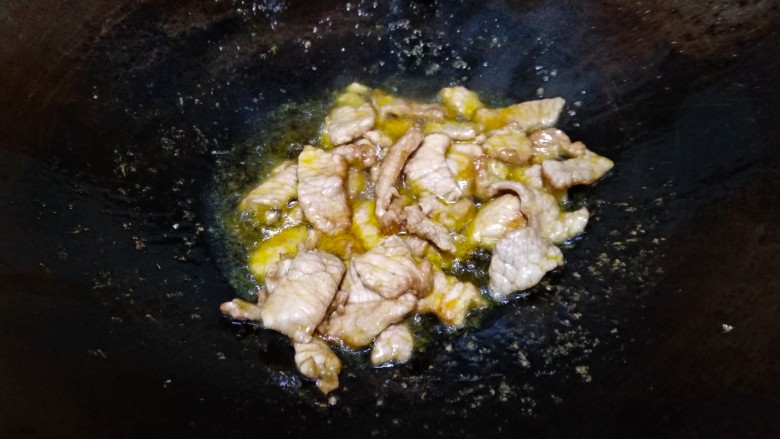 青红椒西葫芦炒肉片,肉片翻炒至断生(变色)