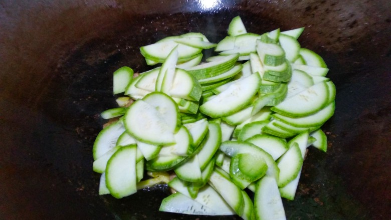 青红椒西葫芦炒肉片,倒入西葫芦片