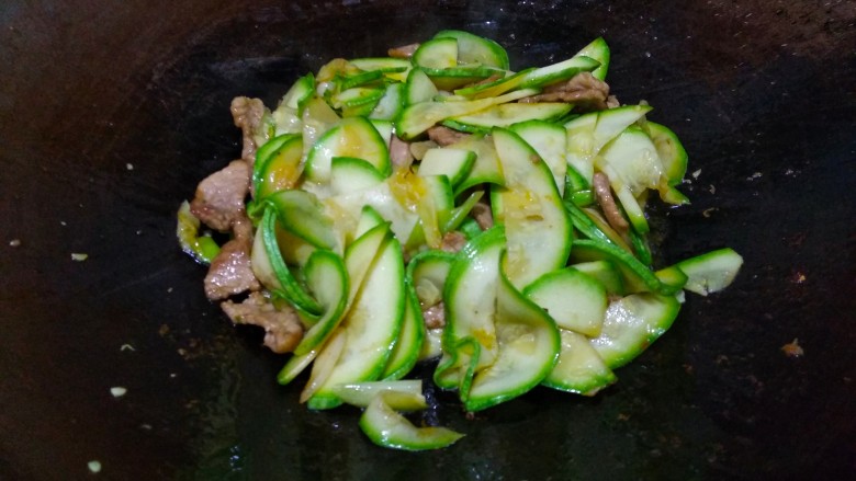 青红椒西葫芦炒肉片,翻炒三分钟,西葫芦变软。