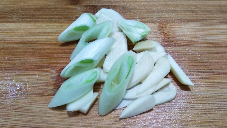 青红椒西葫芦炒肉片,葱姜蒜处理好后,如上图切好