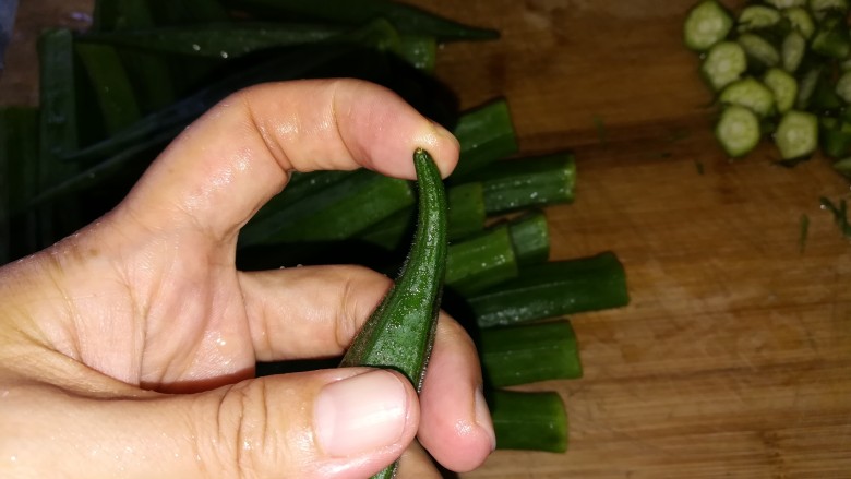 夏天最受欢迎的凉拌菜,植物伟哥,凉拌秋葵,你值得拥有,教你一个挑秋葵的小窍门:用摸下秋葵尖尖的尾巴,越柔软说明越嫩,相反就是老,不能吃的。
今天的每个秋葵都非常嫩,超级好吃。