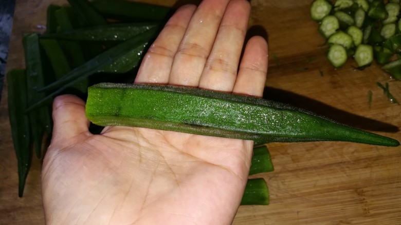 夏天最受欢迎的凉拌菜,植物伟哥,凉拌秋葵,你值得拥有,切好的秋葵。
可以是整个的,也可以对半切,对比以后,我发现,整个的口感更好,爽脆可口,切开后要差一点。
