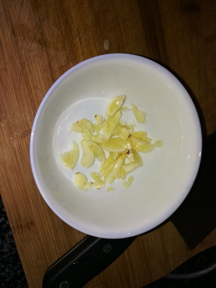 夏天最受欢迎的凉拌菜,植物伟哥,凉拌秋葵,你值得拥有,剥开的蒜米