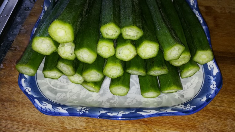 夏天最受欢迎的凉拌菜,植物伟哥,凉拌秋葵,你值得拥有,切好的秋葵