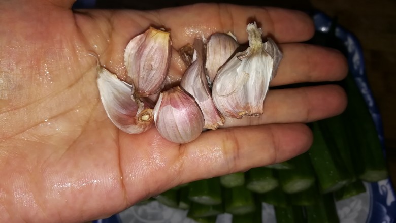 夏天最受欢迎的凉拌菜,植物伟哥,凉拌秋葵,你值得拥有,准备蒜瓣