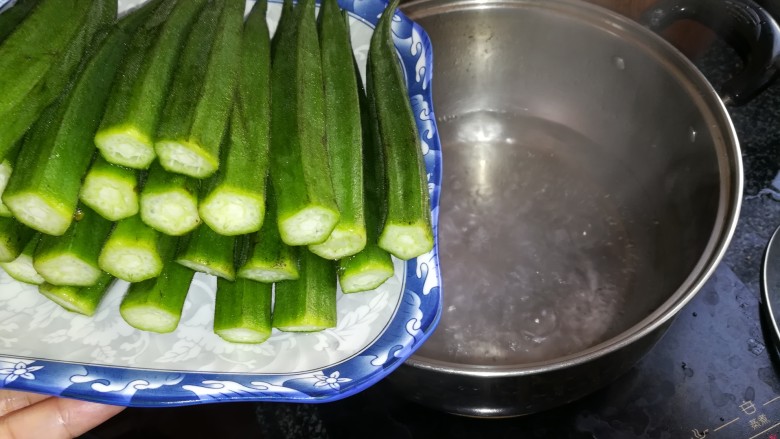 夏天最受欢迎的凉拌菜，植物伟哥，凉拌秋葵，你值得拥有,秋葵入水焯一下。

敲黑板，敲黑板啦：秋葵千万不能焯水太久，那样会很不好吃的，有一两分钟即可。

甚至，生的秋葵都可以吃，所以你完全不用担心熟不熟的问题。