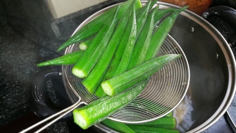夏天最受欢迎的凉拌菜,植物伟哥,凉拌秋葵,你值得拥有,捞起控水沥干