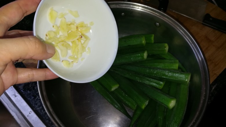 夏天最受欢迎的凉拌菜,植物伟哥,凉拌秋葵,你值得拥有,倒入蒜米