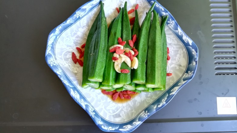 夏天最受欢迎的凉拌菜,植物伟哥,凉拌秋葵,你值得拥有,搅拌均匀即可摆盘了。