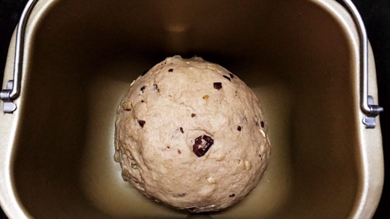 面包机版无糖低脂全麦面包,取出面团排气后重新滚圆,取下搅拌刀,放入面团,常温进行二发