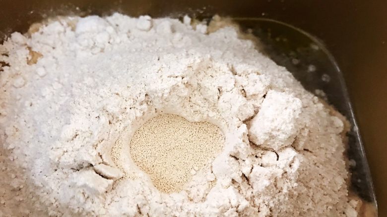面包机版无糖低脂全麦面包,面粉堆里挖个坑埋入干酵母,因为无糖我们用普通干酵母即可