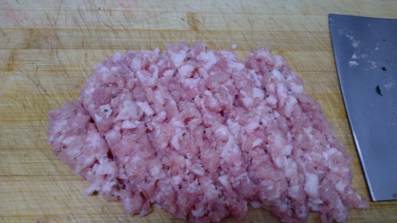 苋菜猪肉饺子,<a style='color:red;display:inline-block;' href='/shicai/ 414'>猪肉</a>洗净先切片,再切条,再切粒,最后剁碎。我喜欢用刀剁,这样接人气~口感好。