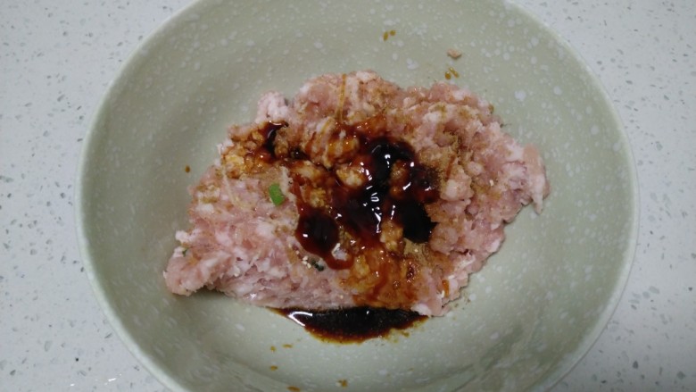 苋菜猪肉饺子,猪肉放入大碗里,加入上述调料。