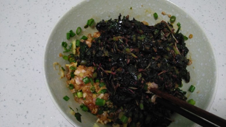 苋菜猪肉饺子,搅拌均匀后,加入苋菜碎。