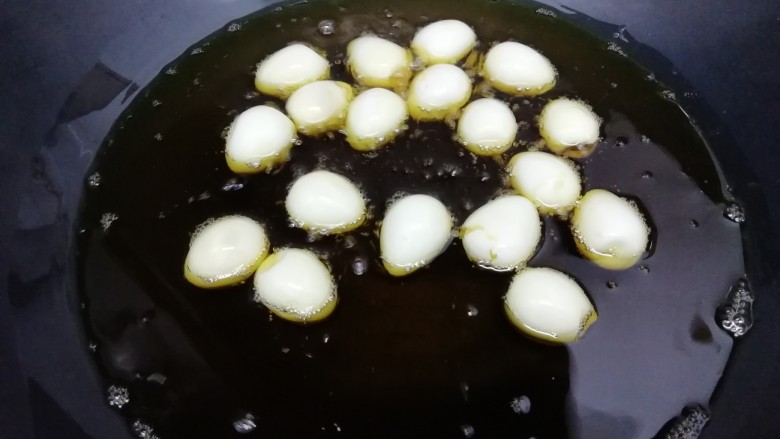 虎皮鹌鹑蛋,炒锅里多加一些油烧到七成热时,把鹌鹑蛋放入锅中炸到虎皮色