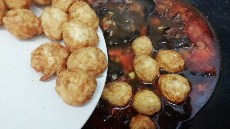 虎皮鹌鹑蛋,再把鹌鹑蛋倒入锅中,转中火慢慢的煮