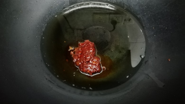 虎皮鹌鹑蛋,炒锅里加入适量的油烧热后,把辣味豆瓣酱放入锅中煸出红油