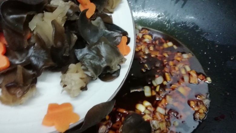 虎皮鹌鹑蛋,在倒入胡萝卜和木耳翻炒均匀