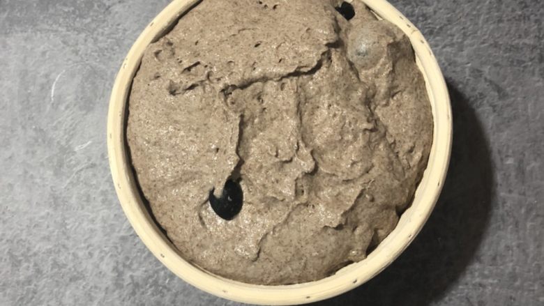 黑橄榄黑麦欧包,发酵至1.5倍。面团扣在铺了油纸的烤盘上。进烤箱前,在下层烤盘里倒一杯开水,快速形成蒸汽,放入面包坯230度烤50分钟,中途上色满意,盖锡纸。